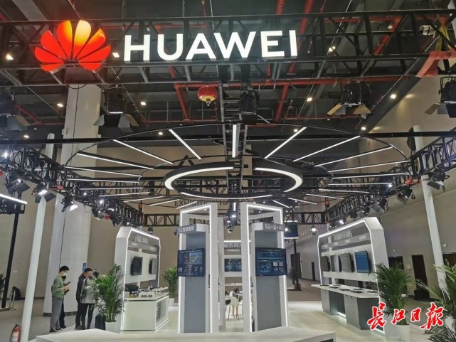 设备无线互联、机器人智能巡检，华为展出5G＋工厂应用案例