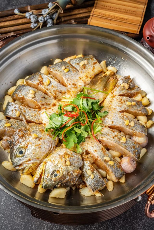 砂锅焗舟山大黄鱼 ta们担起犒