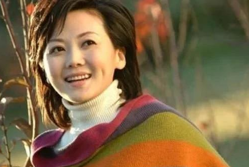 央视主持柴璐先天斜颈被称冰山美人如今44岁仍单身
