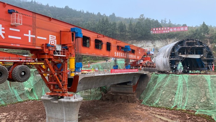 汉巴南铁路南充至巴中段开始架梁!
