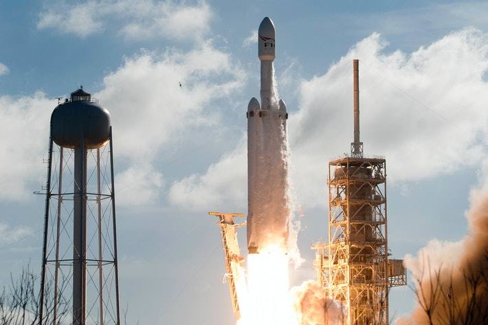 spacex的猎鹰重型火箭升空