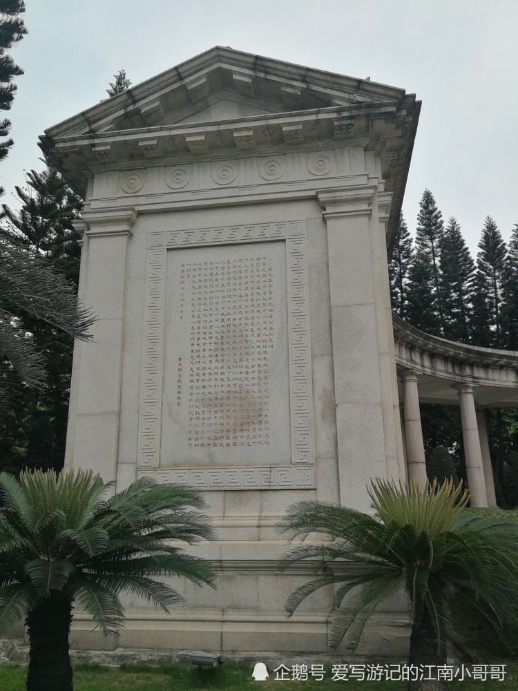 参观陵园里的抗日先烈纪念碑和将军墓,感受曾经的爱国豪情