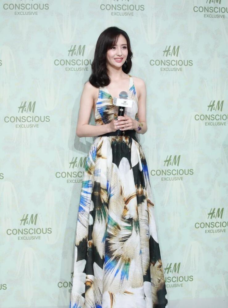 留长发的佟丽娅也挺美,印花露背裙配淡妆显清纯,身材不输小姑娘