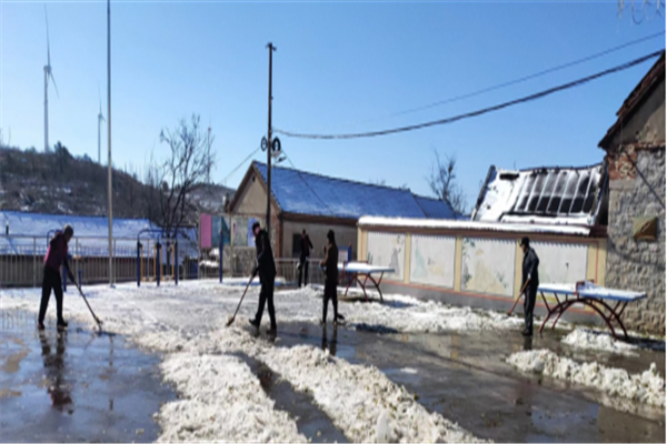 干劲十足 济南市莱芜区和庄镇东平洲村村民奋战扫雪除冰