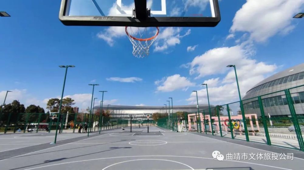 曲靖文体公园室外篮球场带给市民最优质的篮球运动环境