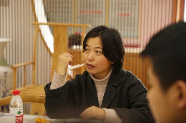 17日上午,文萃画材总经理高秀平女士来到活动现场与各位老师进行深度