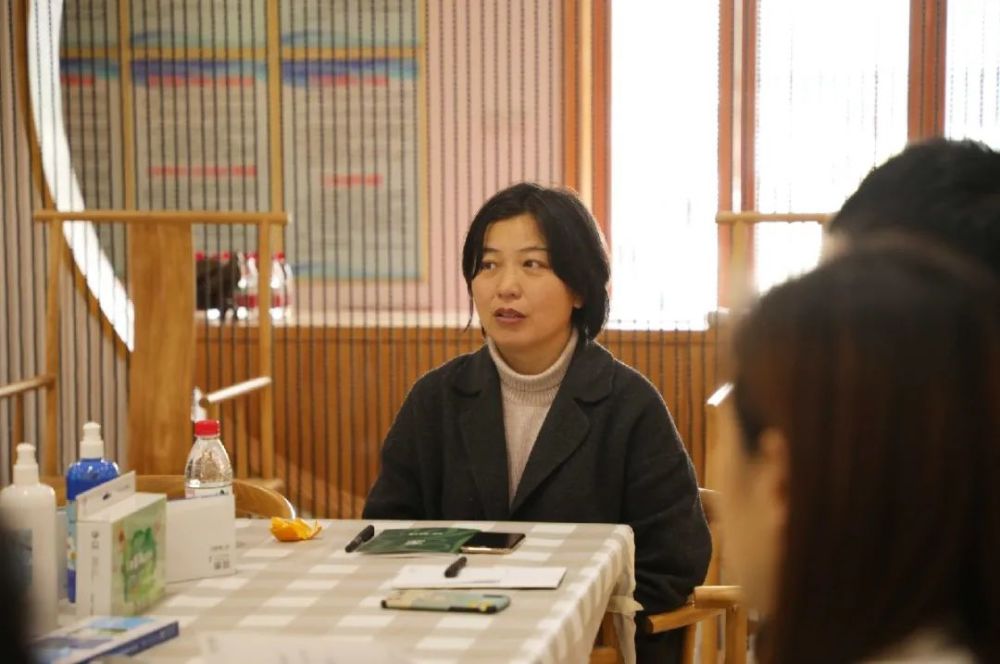 17日上午,文萃画材总经理高秀平女士来到活动现场与各位老师进行深度