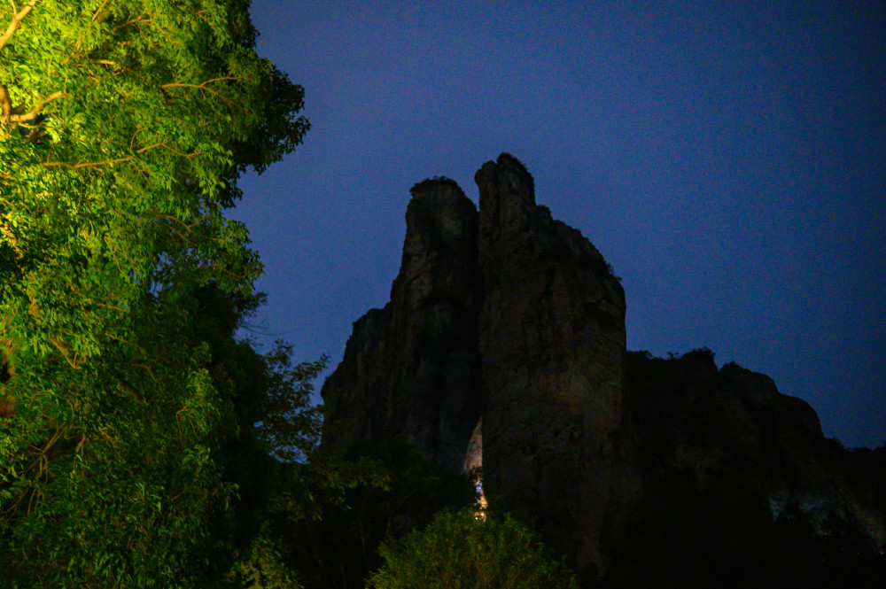 夜游雁荡山灵峰景区,瞎灯黑火玩得津津有味,游客:绝!