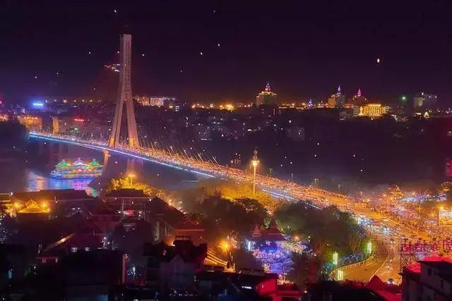 西双版纳大桥夜景▲多彩的植物有人说,西双版纳是古老的!