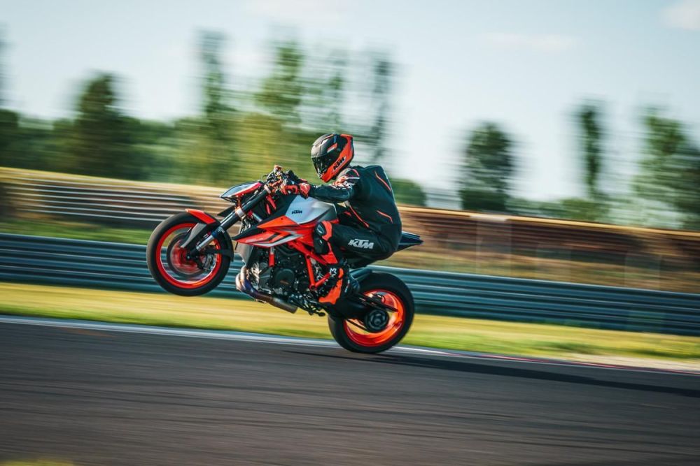 电子悬挂上身ktm1290超级公爵海外发布