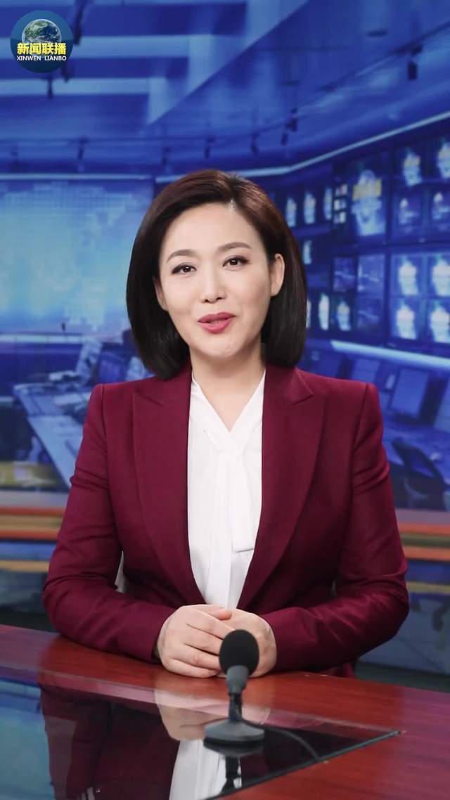 郑丽成名已久,此前主持过央视的《朝闻天下》《新闻30分》《新闻直播