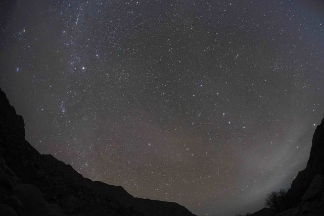 新疆巴州:冬日夜晚 天空繁星璀璨