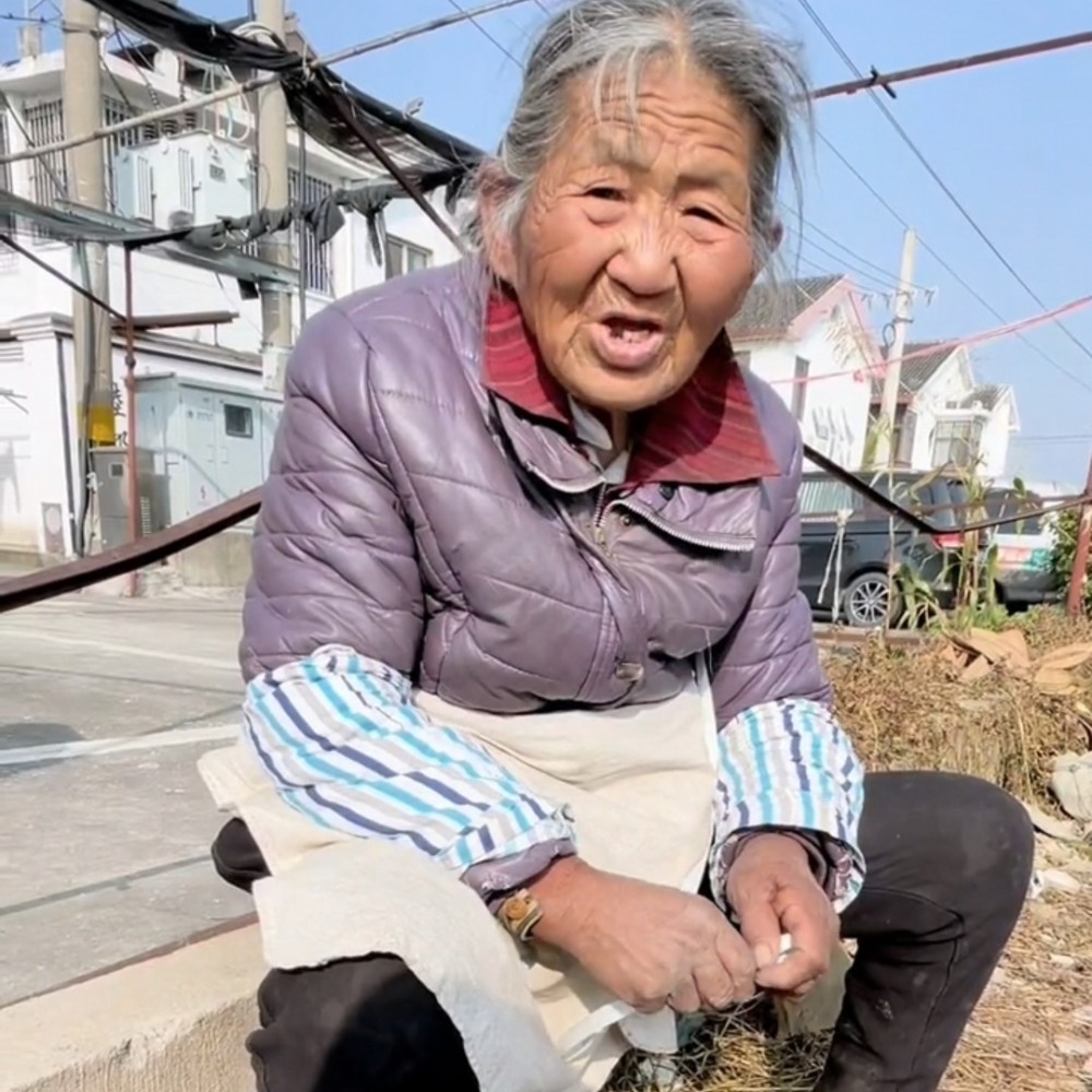 八十岁老奶奶流浪街头五年儿女都不管她靠捡垃圾为生