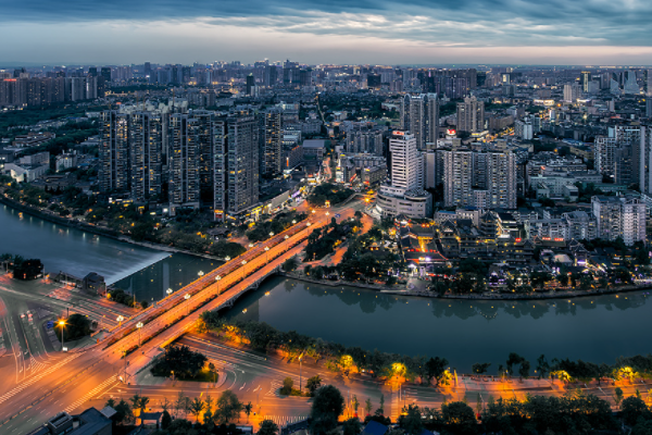 地区第一大城市——成都派,另外一方是拥护非常具有发展潜力的杭州派