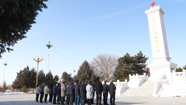 参会人员实地参观了奈曼旗烈士陵园和梁东明烈士陵园,听取了陵园建设