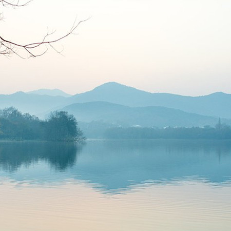 湖上泛舟的唯美意境图片素材_关于湖水海水近景图片