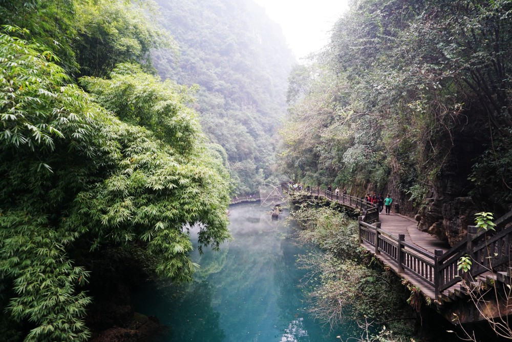 为奇幻壮丽的西陵峡境内,三峡大坝和葛洲坝之间,跨越秀丽的灯影峡两岸