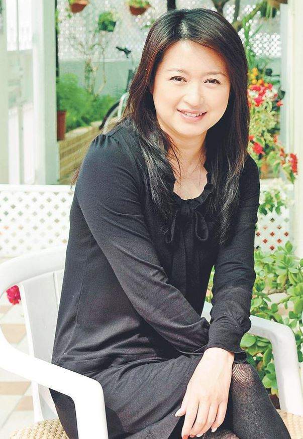 如今54岁的杨羚有点发胖,青春不再 ,但和老公恩爱21年,家庭幸福美满.