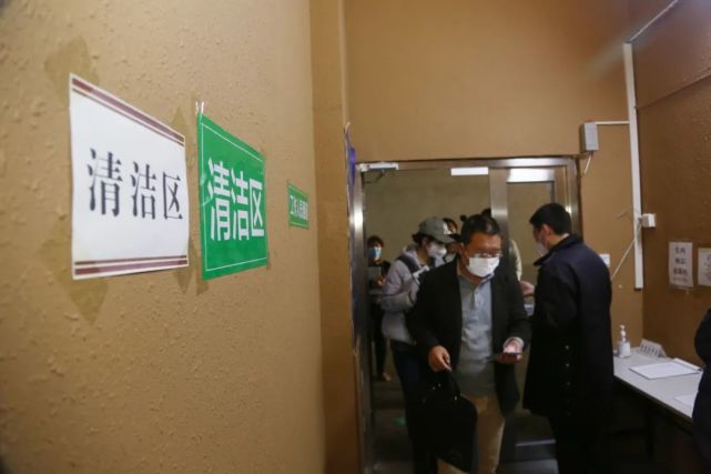 甘井子区信访局副局长韩力兵的新职务就叫点长,隔离酒店是集中隔离