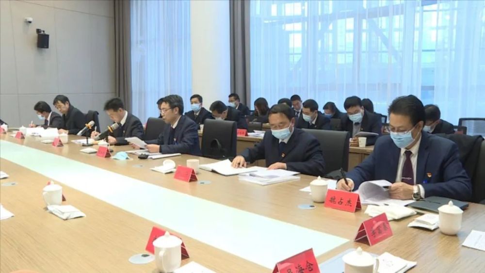 康建国参加县第十七次党代会第五代表团讨论