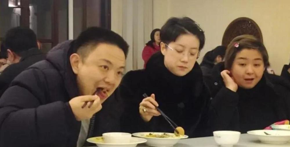 但是出于对沪剧的喜爱,舒悦在这几年里任劳任怨,哪怕让他跑跑龙套