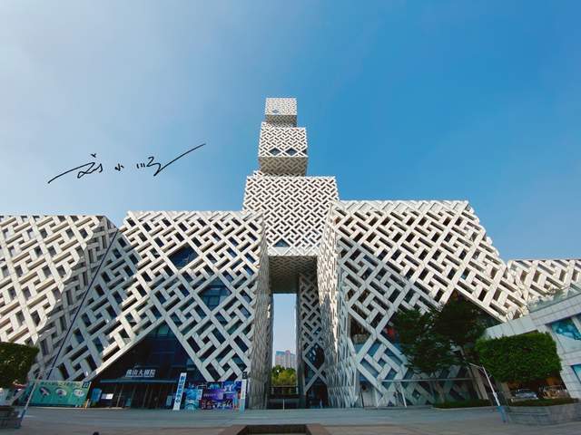 广东佛山新城的地标建筑,有人觉得设计很特别,也有人吐槽说太丑