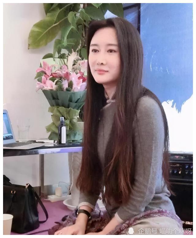 杜星霖无视镜头撒娇,张纪中淡定享受,网友:金钱的力量太大了