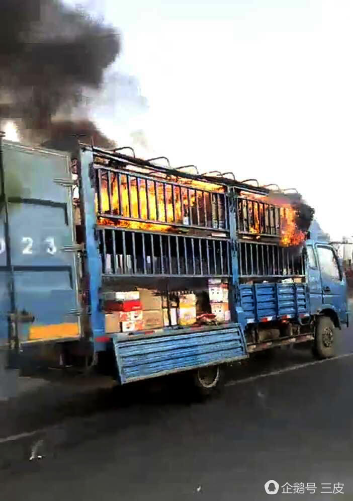 货车起火 夫妻放弃逃生把车开离加油站 (组图)