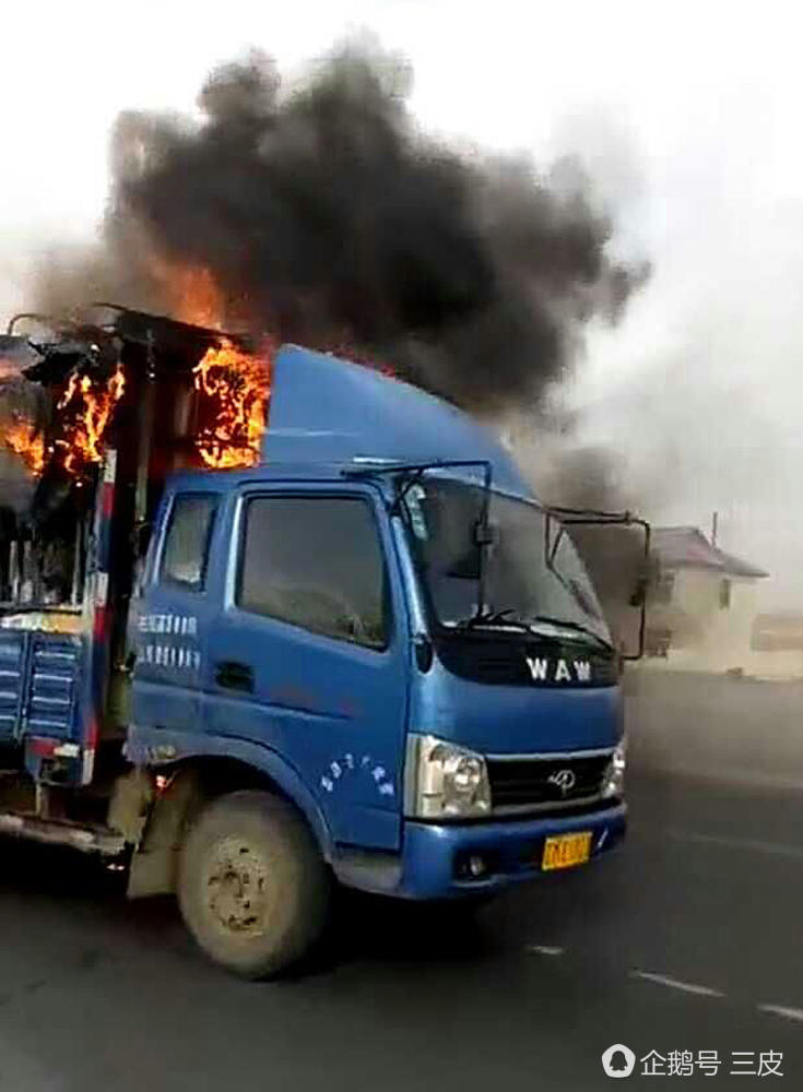 货车起火 夫妻放弃逃生把车开离加油站 (组图)