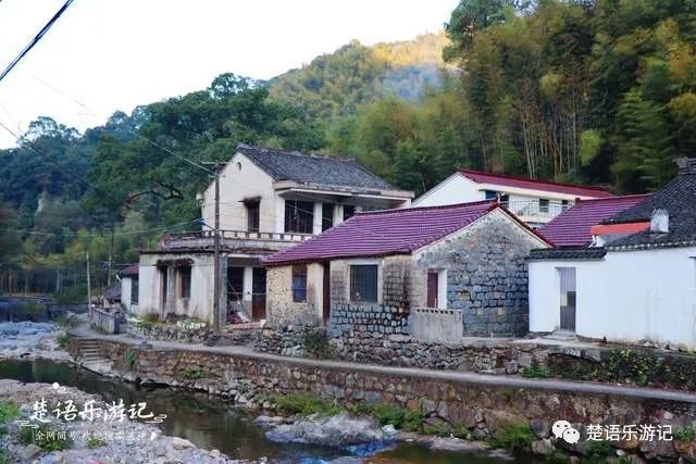 翁岙村坐落在陆埠镇正南方的山岙里,紧邻裘岙村,和兰山村,石门村,袁马