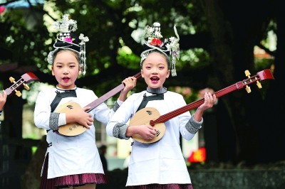 11月17日,在榕江县古州镇车民小学,学生在演唱侗族琵琶歌.