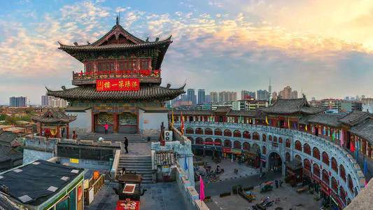 这座城市中还拥有着许多旅游景点,有些是名山大川,有些是文物古迹