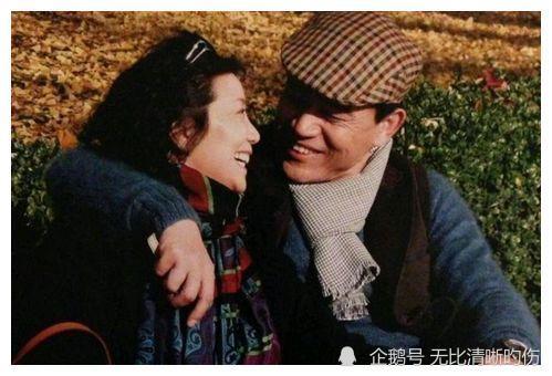 陈宝国一家三口温馨外出儿子魁梧帅气更像妈65岁爱妻气质出众