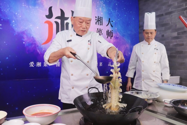 比起湘菜大师,邓志明更专注于两件事—看书和当老师,为的是丰富自己