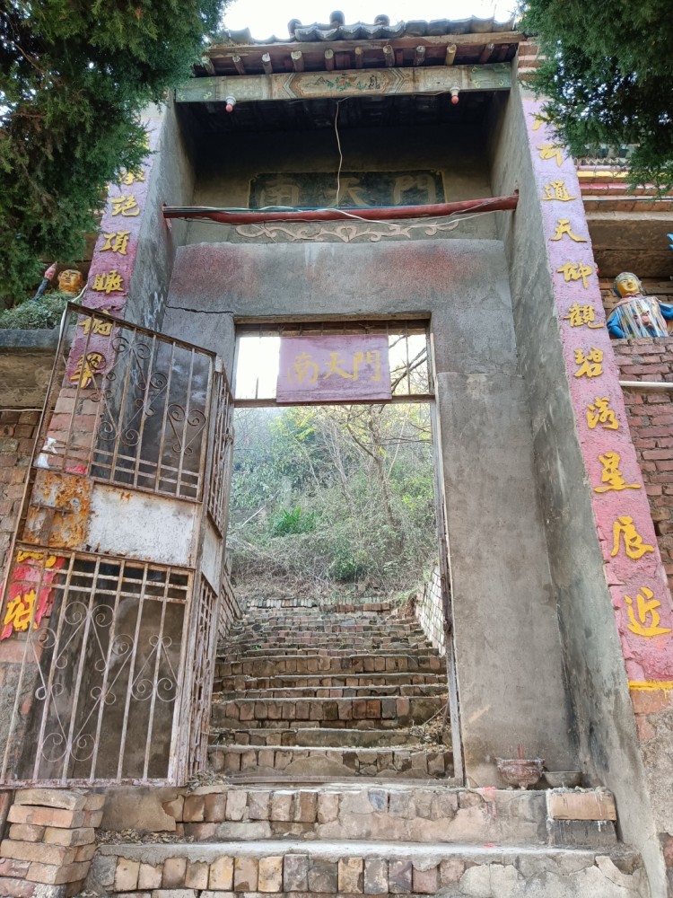 在西安影响力也颇大,每年春天"二月二龙抬头,民间自发组织的"老洞