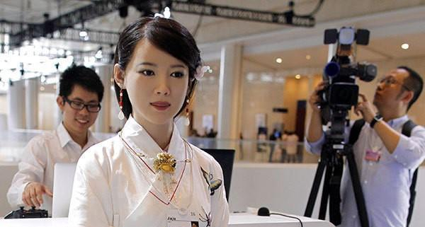 中国美女机器人"佳佳",肤白貌美大长腿,网友:不愁媳妇