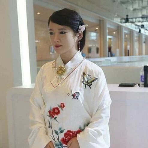 中国美女机器人"佳佳",肤白貌美大长腿,网友:不愁媳妇