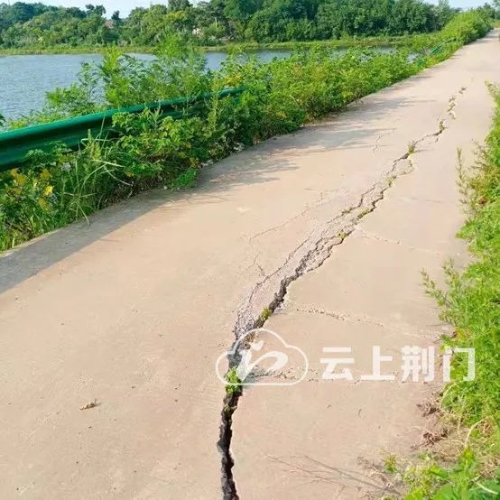 沙洋县一水库堤坝路段受损严重村民反映多年无果