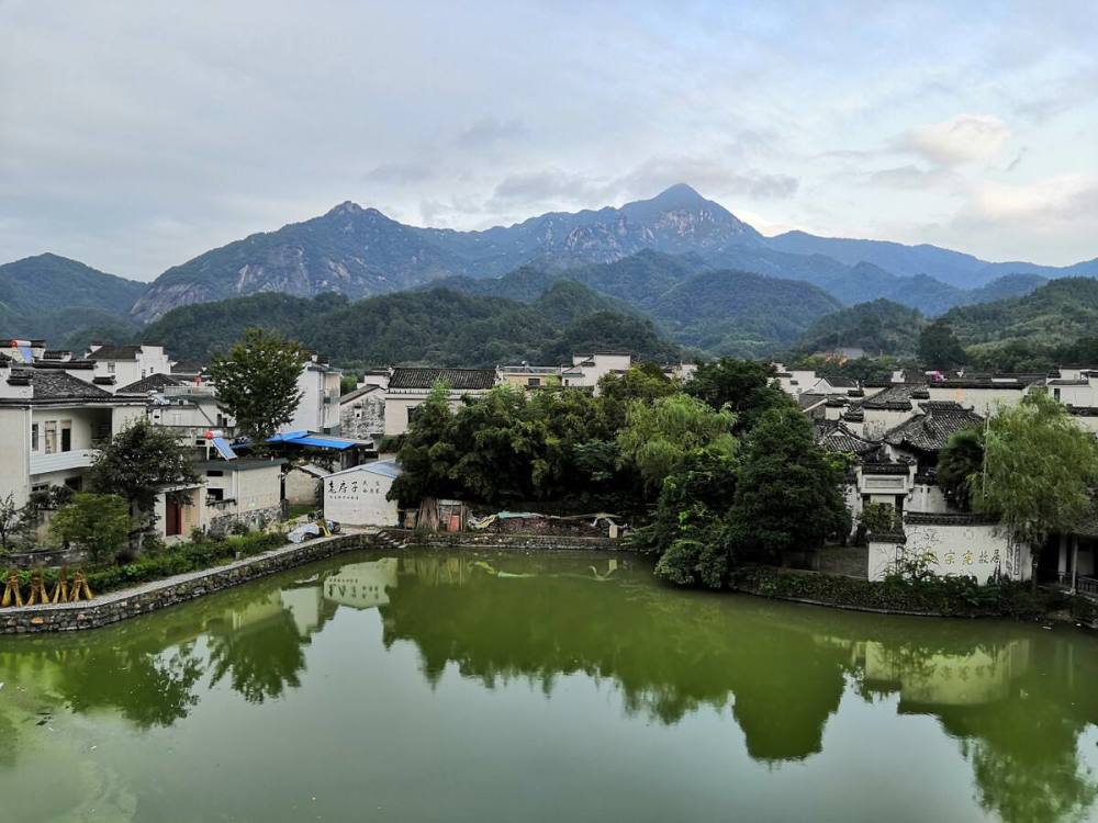 安徽一风景名胜区青山相望景色绝佳有奇山异水之称