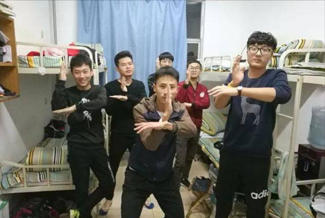 辅导员查寝有"妙计,要求学生摆成"随机姿势,照片令人捧腹