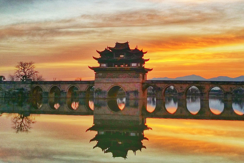 云南建水双龙桥,像一艘楼船,没有围墙免费参观,是中国仅存两座十七孔