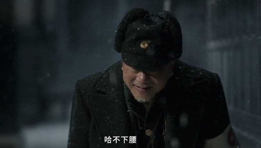 日本人拍着老王肩膀就像对待一条好狗,老王笑着,声音里还带着谄媚