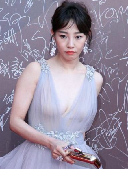 自从"白百何出轨门"后,她正经拍的两部戏,《亲爱的新年好》和《妈阁是