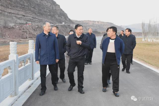 王庆荣在宁武县调研山水林田湖草项目和文化旅游项目