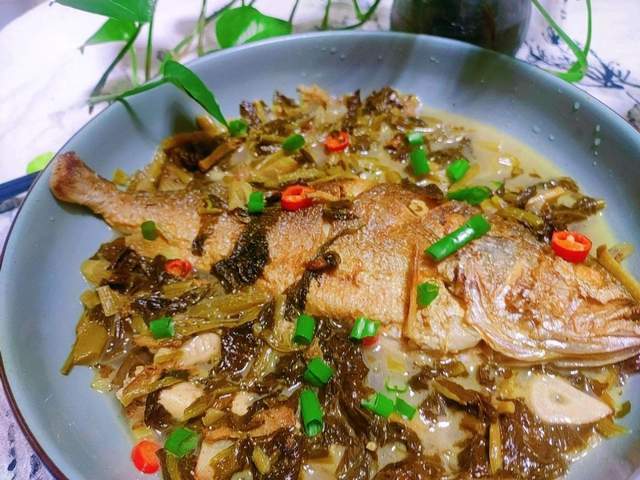 雪菜黄鱼配料:大黄鱼1条,雪菜,小米椒2根,姜,大葱,料酒,胡椒粉.