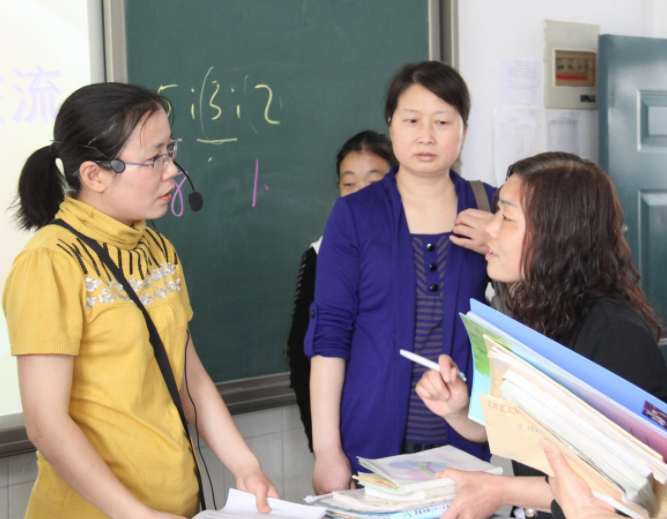 某中学老师监控喊话女孩歪头回应的一句话惹得全班同学大笑