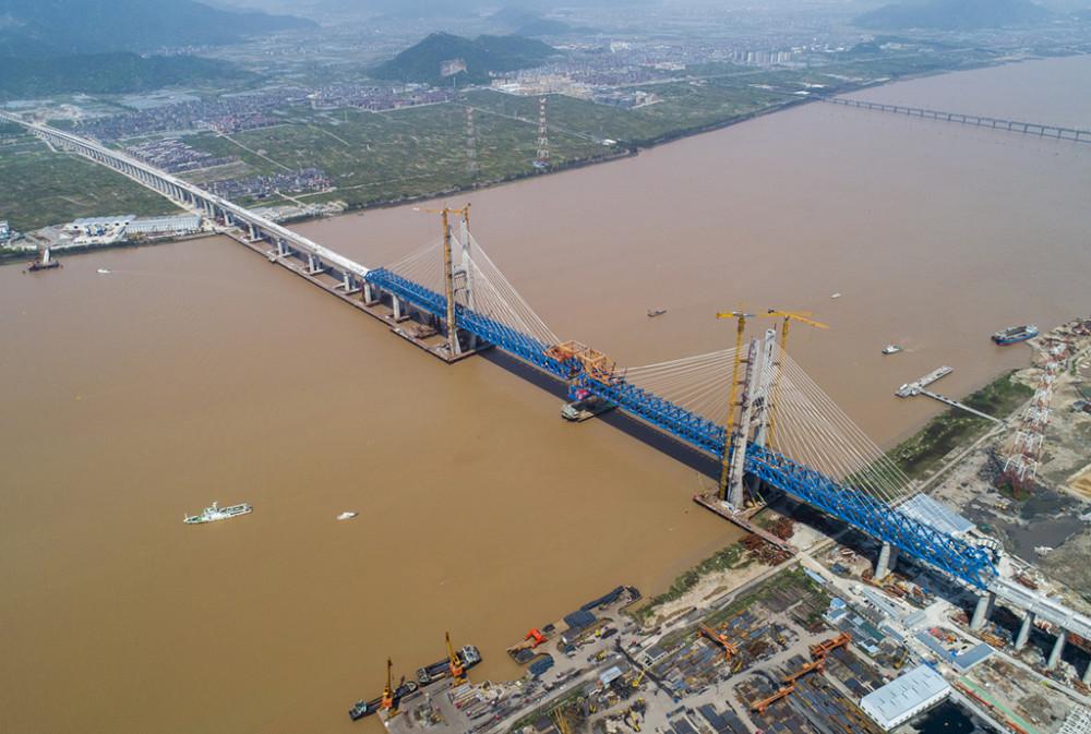 椒江特大桥位于椒江出海口上游,往来船只较为频繁,同时椒江水文情况
