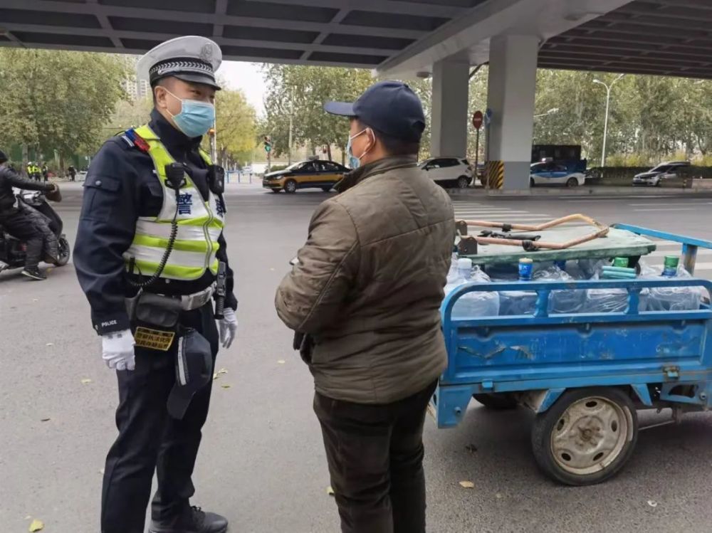 发现一起,教育一起,处罚一起各类交通违法行为严查严管严治电动车通行