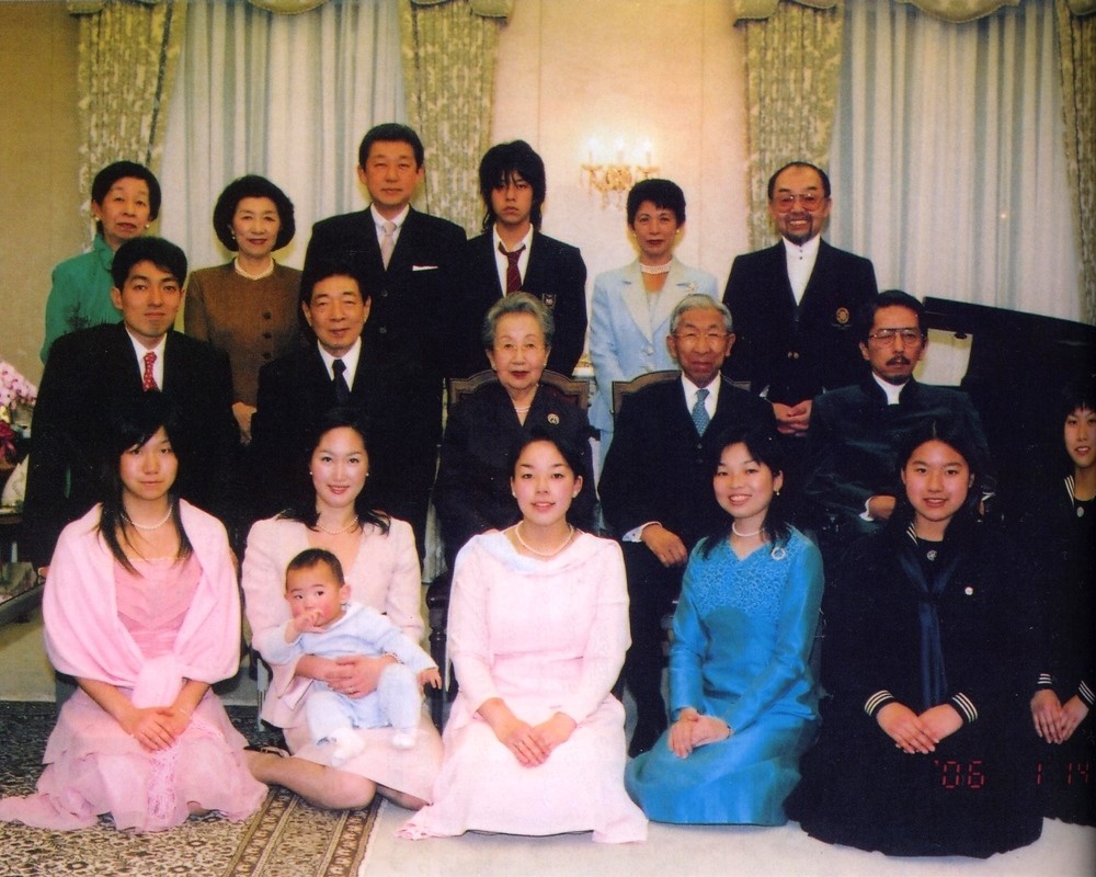 崇仁亲王90岁生日全家合照(后排左一:容子 左三:千宗室 )(2006年)