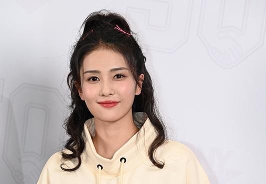 白鹿气质很有特点,卫衣能穿成礼服,生图和精修图没差别